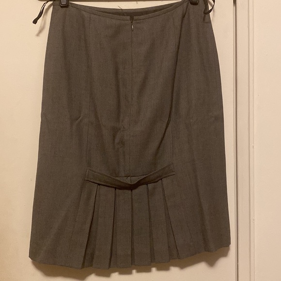 Two Piece Gray Tahari Suit Size 8 - Picture 8 of 10